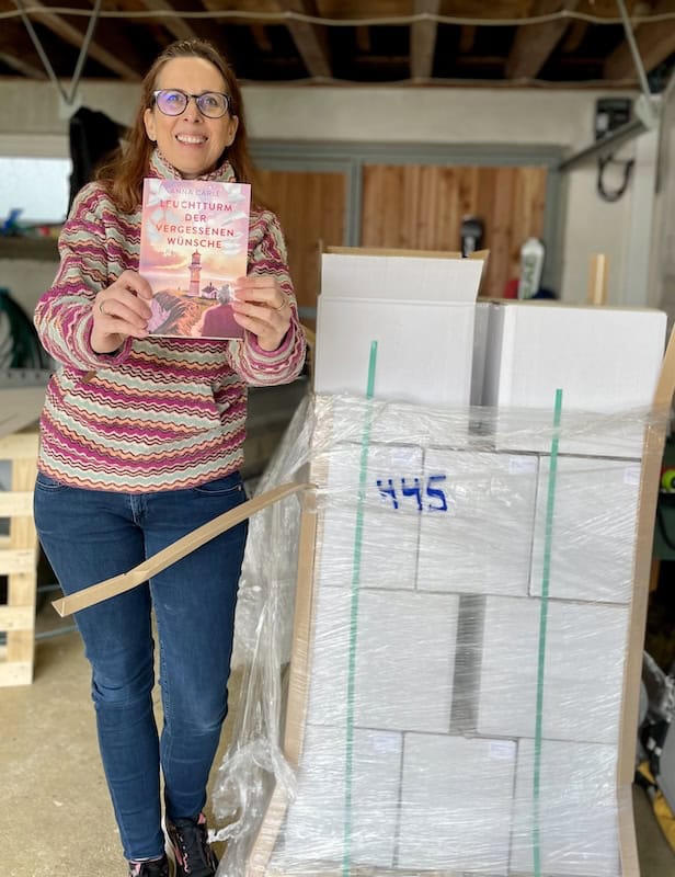 Anna Carle mit der ersten gelieferten Palette Bücher.