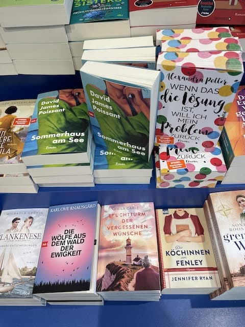 Das Buch Leuchtturm der Vergessen Wünsche in der Buchhandlung.