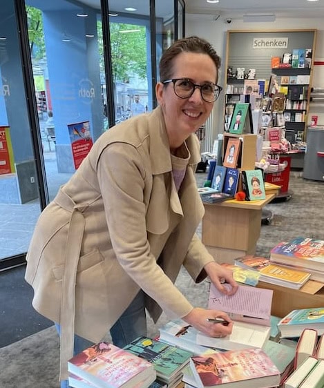 Anna Carle beim Signieren der ersten Auslage ihres Buches in der örtlichen Buchhandlung.
